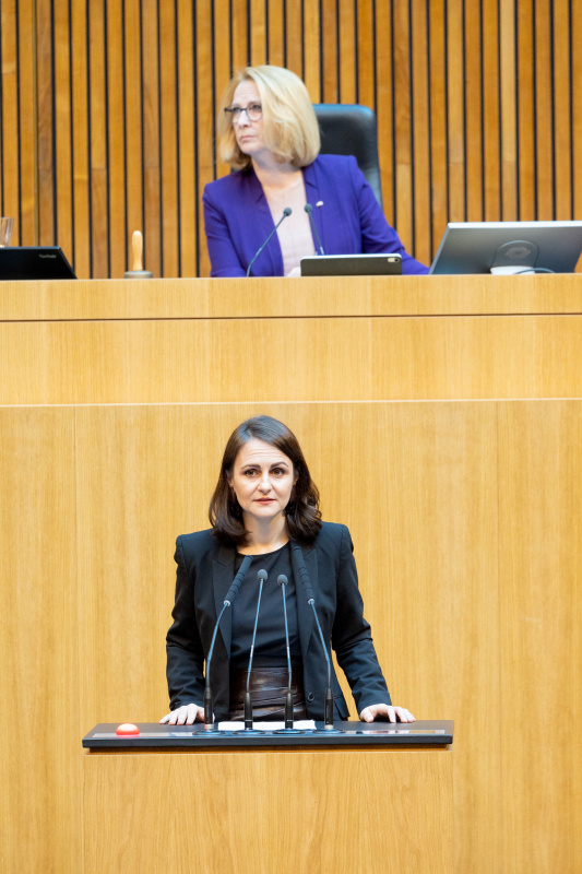 Am Rednerpult Nationalratsabgeordnete Corinna Scharzenberger (ÖVP)