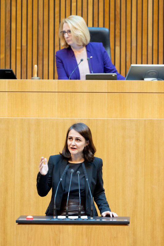 Am Rednerpult Nationalratsabgeordnete Corinna Scharzenberger (ÖVP)