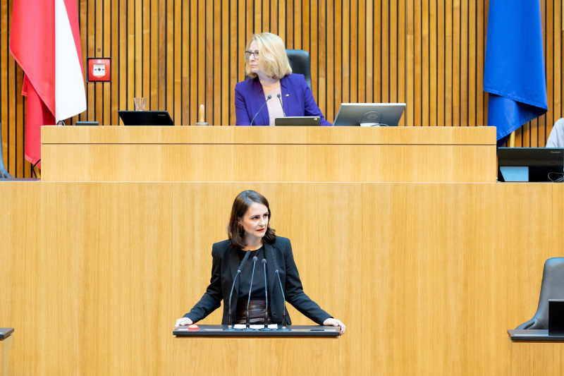 Am Rednerpult Nationalratsabgeordnete Corinna Scharzenberger (ÖVP)