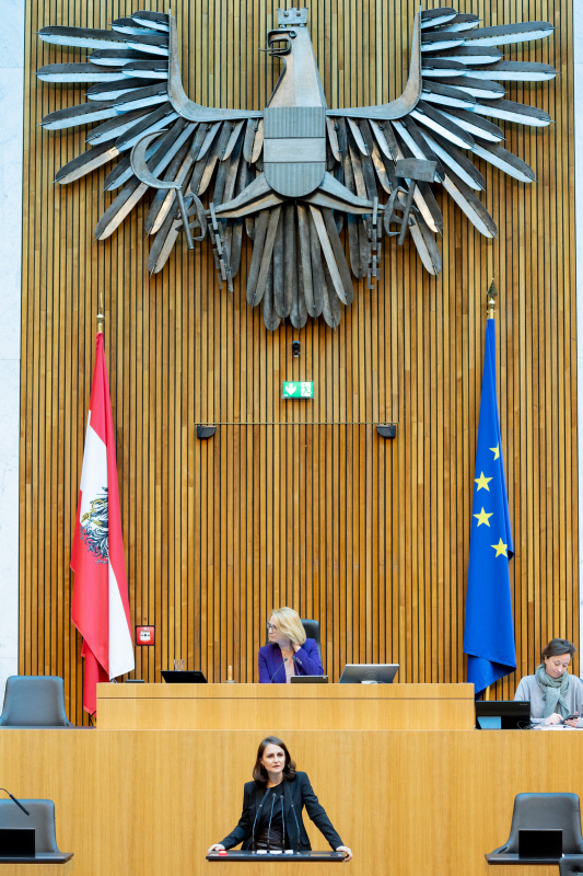 Am Rednerpult Nationalratsabgeordnete Corinna Scharzenberger (ÖVP)