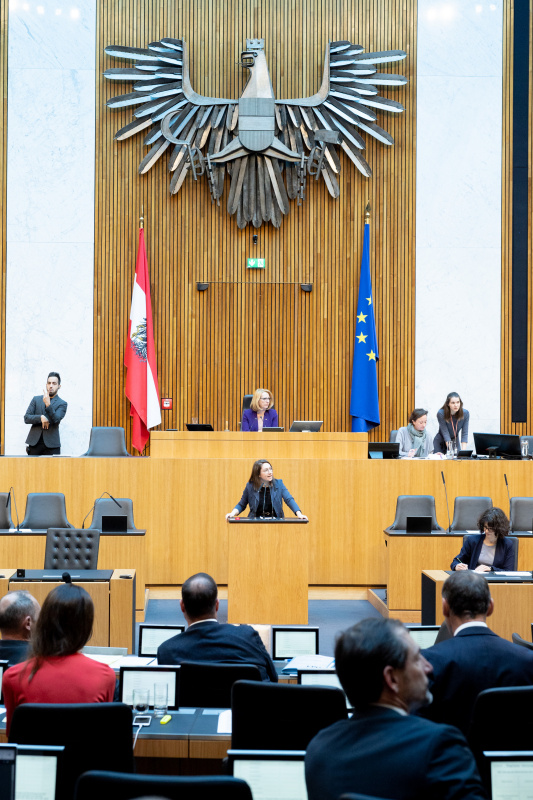 Zweite Nationalratspräsidentin Doris Bures (SPÖ) am Präsidium, Nationalratsabgeordnete Julia Herr (SPÖ) am Rednerpult