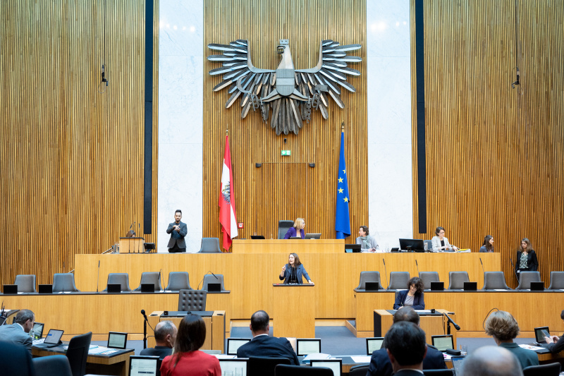 Zweite Nationalratspräsidentin Doris Bures (SPÖ) am Präsidium, Nationalratsabgeordnete Julia Herr (SPÖ) am Rednerpult