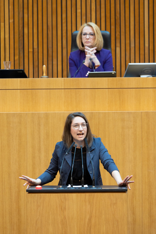 Zweite Nationalratspräsidentin Doris Bures (SPÖ) am Präsidium, Nationalratsabgeordnete Julia Herr (SPÖ) am Rednerpult