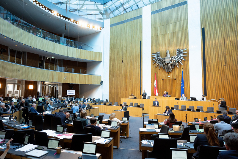 Blick in den Nationalratssaal. Nationalratsabgeordneter David Stögmüller (GRÜNE) am Rednerpult