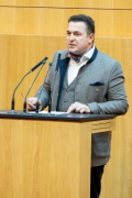 Nationalratsabgeordneter Christian Ries (FPÖ) am Rednerpult