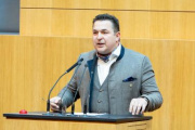 Nationalratsabgeordneter Christian Ries (FPÖ) am Rednerpult