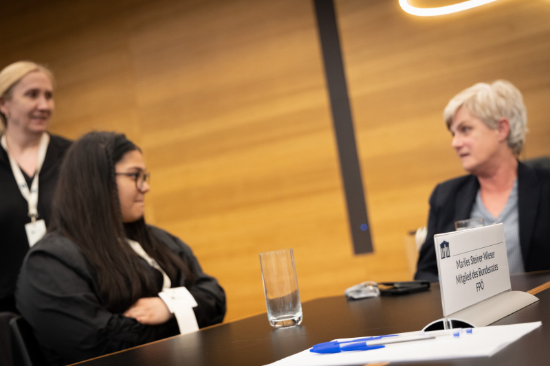 Bundesrätin Marlies Steiner-Wieser (FPÖ) im Gespräch mit Teilnehmerinnen