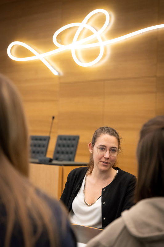 Bundesrätin Elisabeth Wolff (ÖVP) im Gespräch mit Teilnehmerinnen