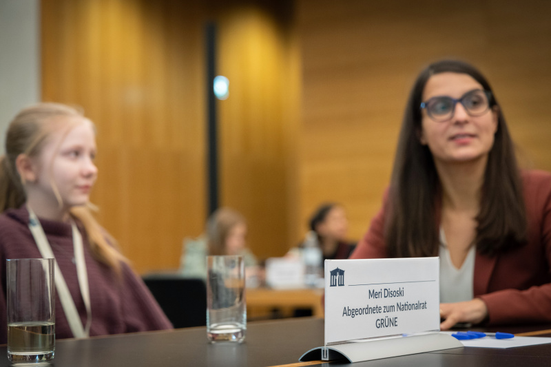 Nationalratsabgeordnete Meri Disoski (GRÜNE) im Gespräch mit Teilnehmerinnen