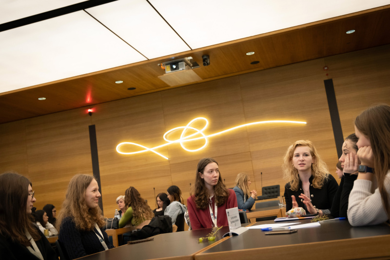 Nationalratsabgeordnete Eva Maria Holzleitner (SPÖ) im Gespräch mit Teilnehmerinnen