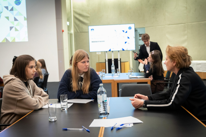 Parlamentsvizedirektorin Susanne Janistyn-Novák im Gespräch mit Teilnehmerinnen