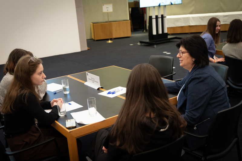 Nationalratsabgeordnete Rosa Ecker (FPÖ) im Gespräch mit Teilnehmerinnen
