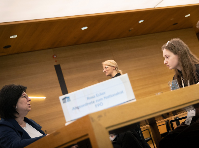 Nationalratsabgeordnete Rosa Ecker (FPÖ) im Gespräch mit Teilnehmerinnen