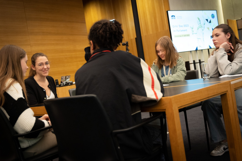 Bundesrätin Elisabeth Wolff (ÖVP) im Gespräch mit Teilnehmerinnen