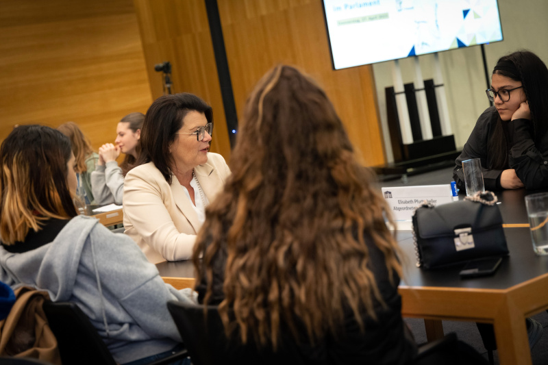 Nationalratsabgeordnete Elisabeth Pfurtscheller (ÖVP) im Gespräch mit Teilnehmerinnen