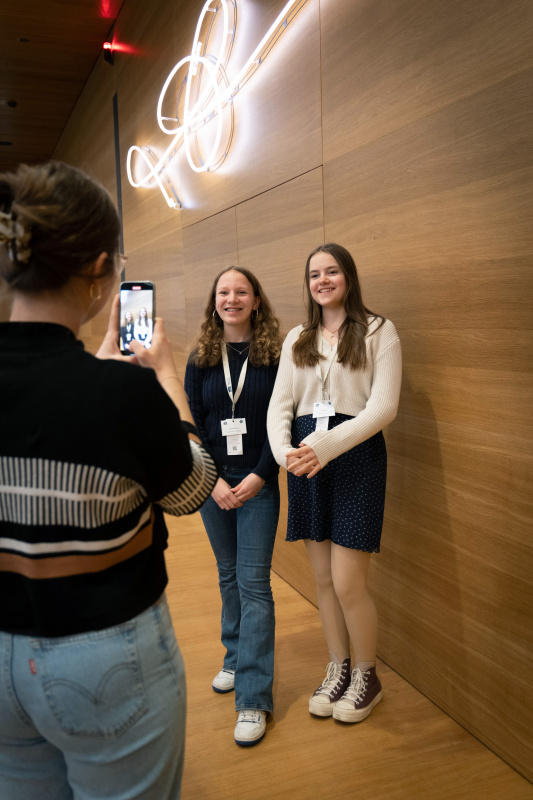 Teilnehmerinnen machen Selfies