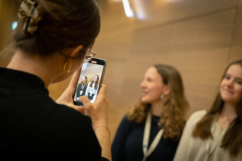 Teilnehmerinnen machen Selfies