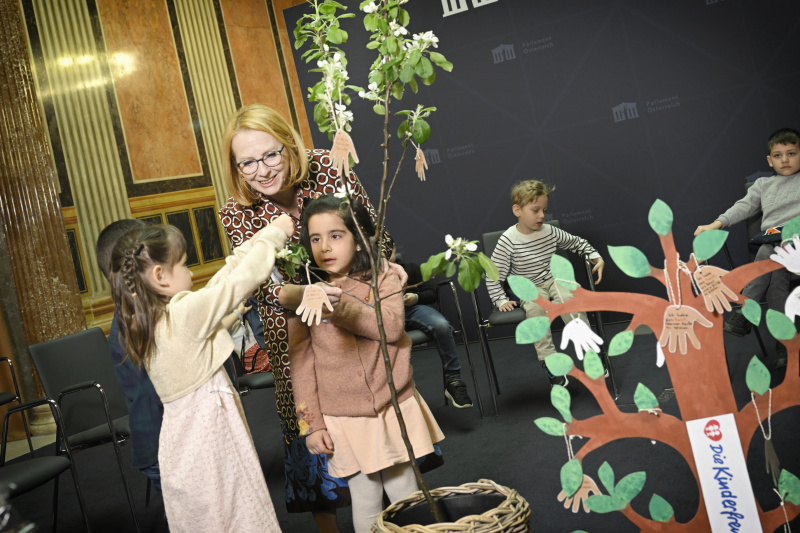 Kindergartenkinder mit der Zweiten Nationalratspräsidentin Doris Bures (SPÖ)