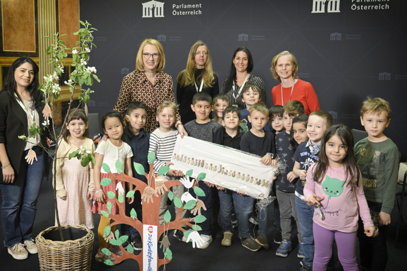 Kindergartenkinder mit der Zweiten Nationalratspräsidentin Doris Bures (SPÖ)