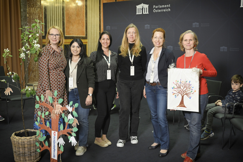 Mitarbeiter:innen der Kindergartenkinder mit der Zweiten Nationalratspräsidentin Doris Bures (SPÖ)