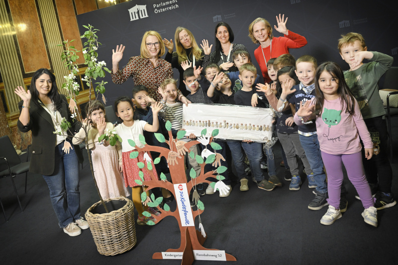 Kindergartenkinder mit der Zweiten Nationalratspräsidentin Doris Bures (SPÖ)