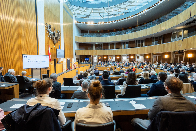 Blick Richtung Veranstaltungsteilnehmer:innen. Einleitende Worte der Präsidentin des Österreichischen Paralympischen Committees Maria Rauch-Kallat