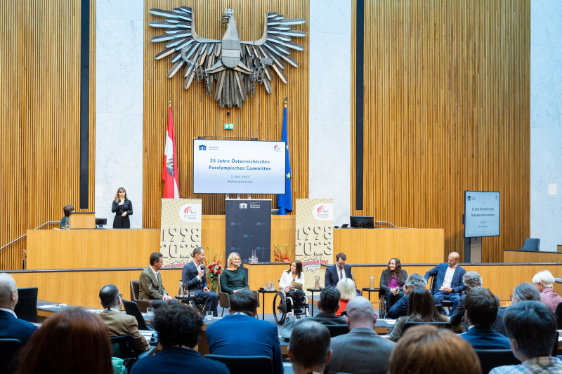 Podiumsdiskussion, von links: Spitzensportler Pepo Puch, Spitzensportler Roman Rabl, Generalsekretärin des Österreichischen Paralympischen Committees Petra Huber, Moderatorin  Miriam Labus, Moderator Andreas Onea, Spitzensportlerin Claudia Lösch, Spitzensportler Florian Brungraber