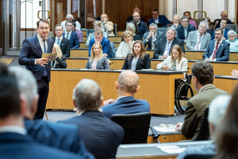 Moderator Andreas Onea