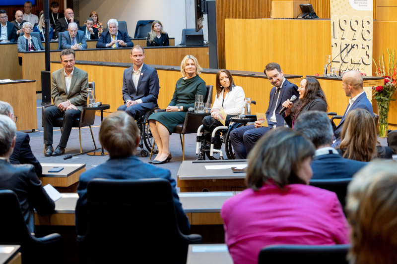 Podiumsdiskussion, von links: Spitzensportler Pepo Puch, Spitzensportler Roman Rabl, Generalsekretärin des Österreichischen Paralympischen Committees Petra Huber, Moderatorin  Miriam Labus, Moderator Andreas Onea, Spitzensportlerin Claudia Lösch, Spitzensportler Florian Brungraber