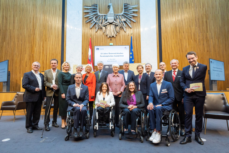 Gruppenfoto  von Spitzensportlern, Mitgliedern des Österreichischen Paralympischen Committees sowie mit  Verteidigungsministerin Klaudia Tanner (ÖVP) (2. Reihe, 5. von links), Parlamentsdirektor Harald Dossi (2. Reihe, 6. von links), Präsidentin des Österreichischen Paralympischen Committees Maria Rauch-Kallat (2. Reihe, 7. von links), Vizekanzler Werner Kogler (GRÜNE) (2. Reihe, 8. von links)