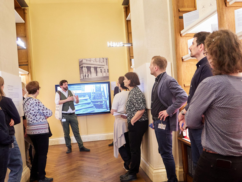 Führung durch die Bibliothek