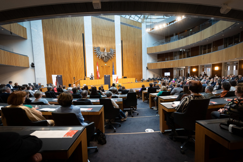 Begrüßung durch Zweite Nationalratspräsidentin Doris Bures (SPÖ). Blick Richtung Veranstaltungsteilnehmer:innen