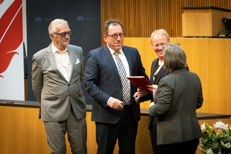 Urkundenüberrreichung an Florian Skrabal - Dossier