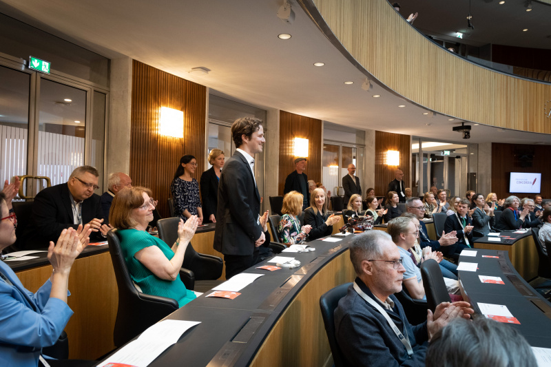 Mitglieder von Dossier im Saal