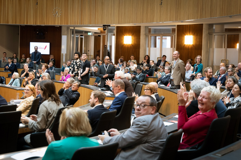 Mitglieder von Dossier im Saal