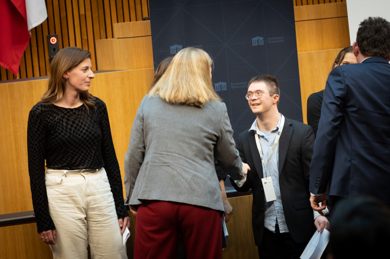 Urkundenüberrreichung an 'andererseits'