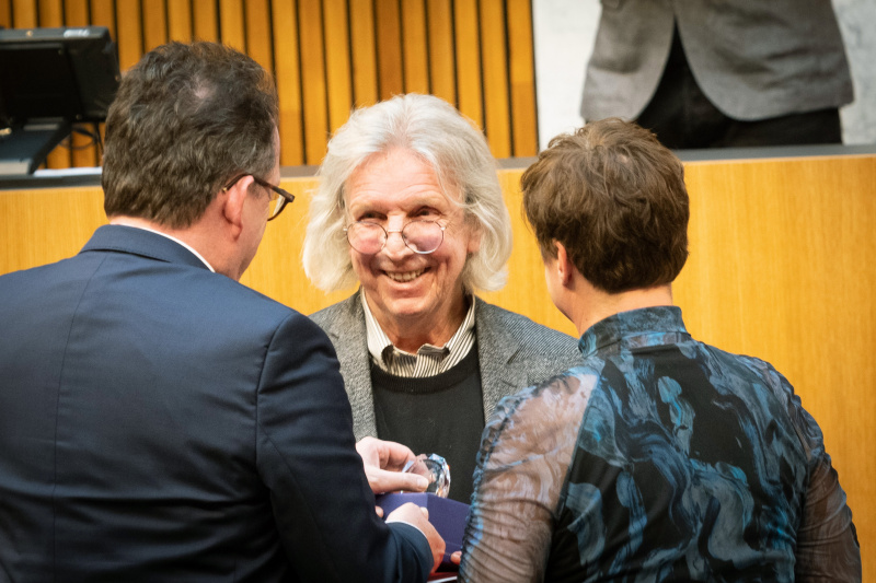 Urkundenüberreichung an Preisträger Gerhard Haderer