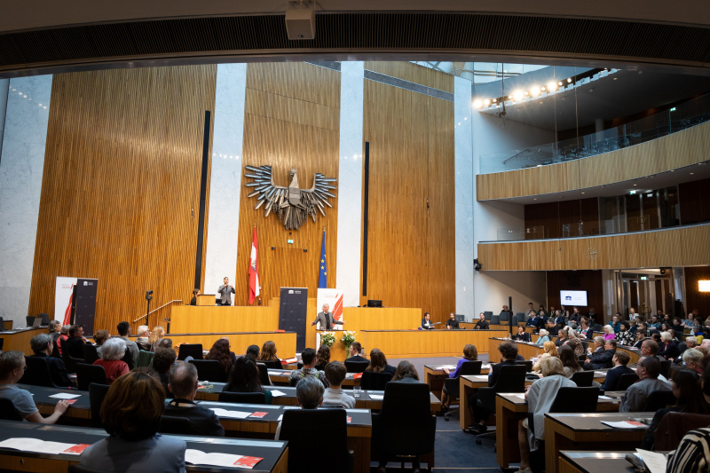Dankesworte Preisträger Gerhard Haderer.Blick Richtung Veranstaltungsteilnehmer:innen