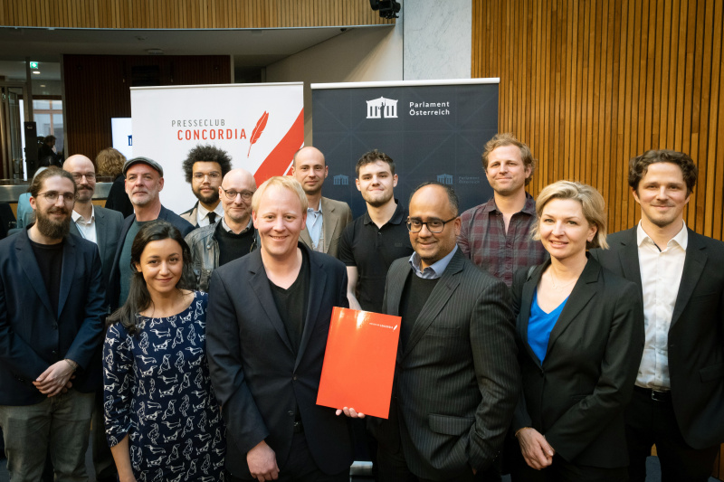 Gruppenfoto Preisträger:innen 'Dossier'