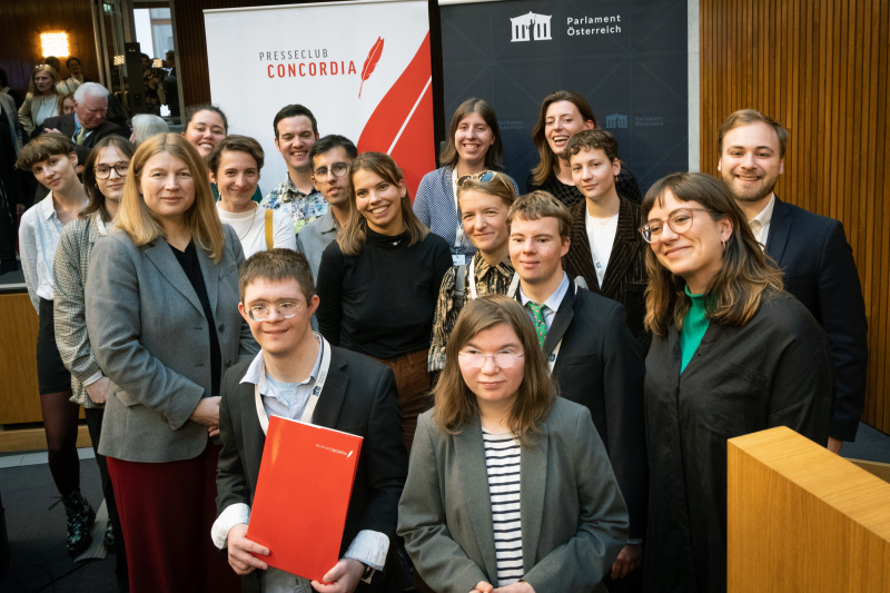 Gruppenfoto Preisträger:innen 'anderereseits'