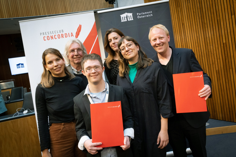 Gruppenfoto mit allen Preisträger:innen