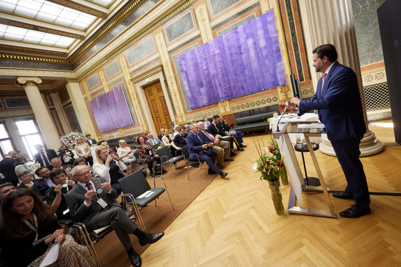 Eröffnungsworte von Abgeordneten zum EU-Parlament Lukas Mandl (ÖVP). Blick Richtung Veranstaltungsteilnehmer:innen