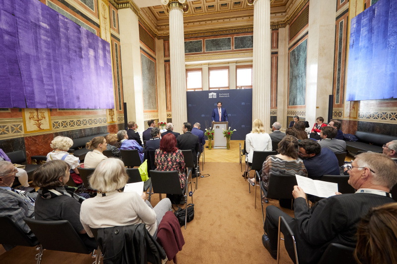Eröffnungsworte von Abgeordneten zum EU-Parlament Lukas Mandl (ÖVP). Blick Richtung Veranstaltungsteilnehmer:innen