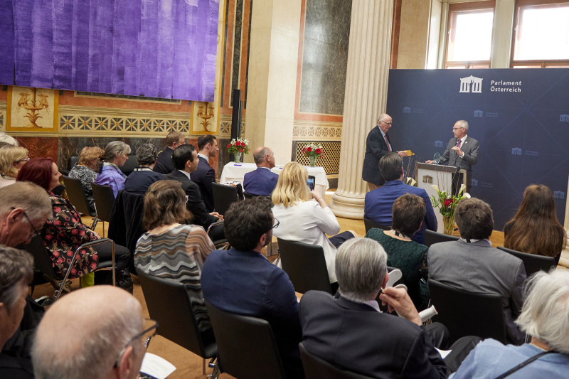 Von links: Steve Geiger, Othmar Scheider. Blick Richtung Veranstaltungsteilnehmer:innen