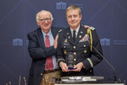 Von links: Gründer des Mensch Award Steve Geiger, Mark Bauer Botschaft der Vereinigten Staaten von Amerika in Österreich