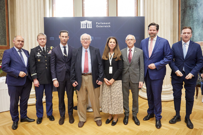 Von links: Nationalratspräsident Wolfgang Sobotka (ÖVP), Mark Bauer Botschaft der Vereinigten Staaten von Amerika in Österreich, Benjamin Nägelel Israelische Kultusgemeinde Wien, Gründer des Mensch Award Steve Geiger, Caroline Zelman, Othmar Scheider, Abgeordneter zum EU-Parlament Lukas Mandl (ÖVP)