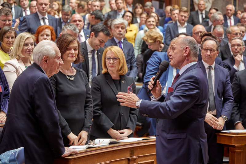Nationalratspräsident Wolfgang Sobotka (ÖVP) ehrt den Holocaustüberlebenden Stanisław Zalewski 