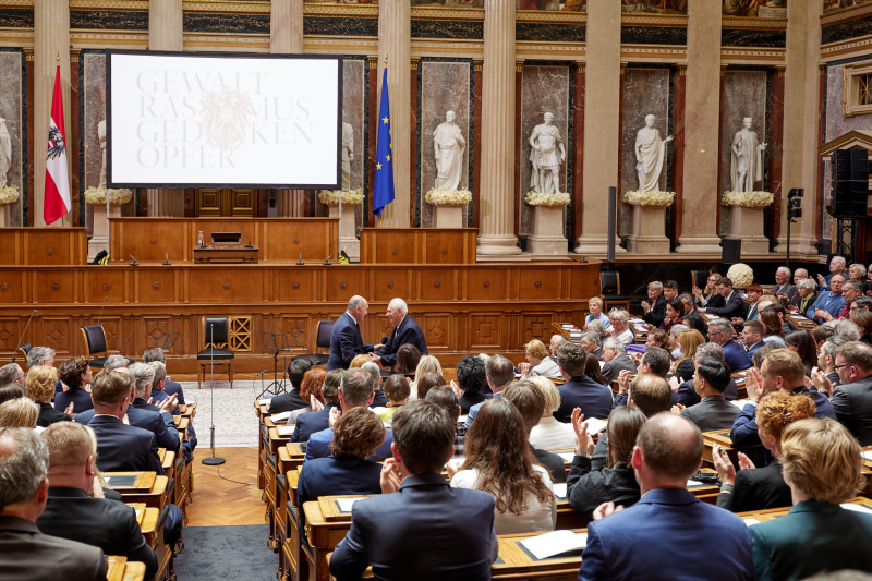 Nationalratspräsident Wolfgang Sobotka (ÖVP) ehrt den Holocaustüberlebenden Stanisław Zalewski 