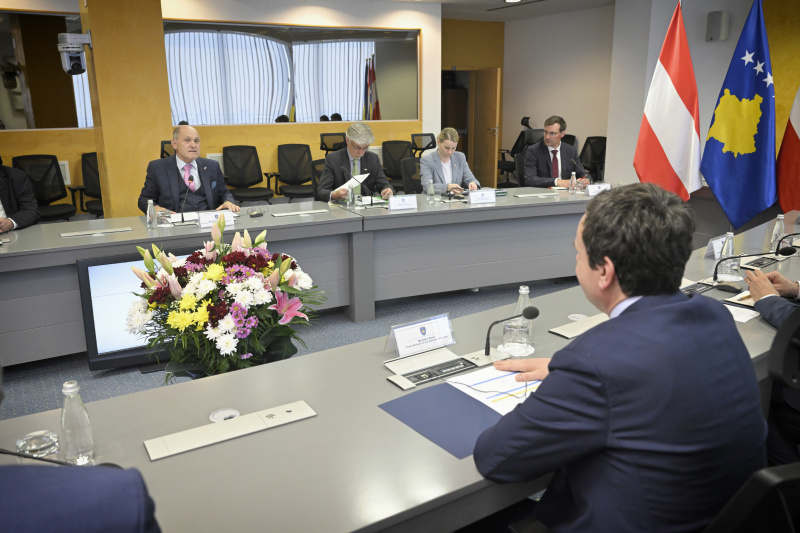 Treffen mit Premierminister Albin Kurti. Aussprache. Linke Tischseite: Österreichische Delegation unter der Leitung von Nationalratspräsident Wolfgang Sobotka (ÖVP) (1. von links). Rechte Tischseite: Kosovarische Delegation unter der Leitung des Premierministers Albin Kurti (rechts)
