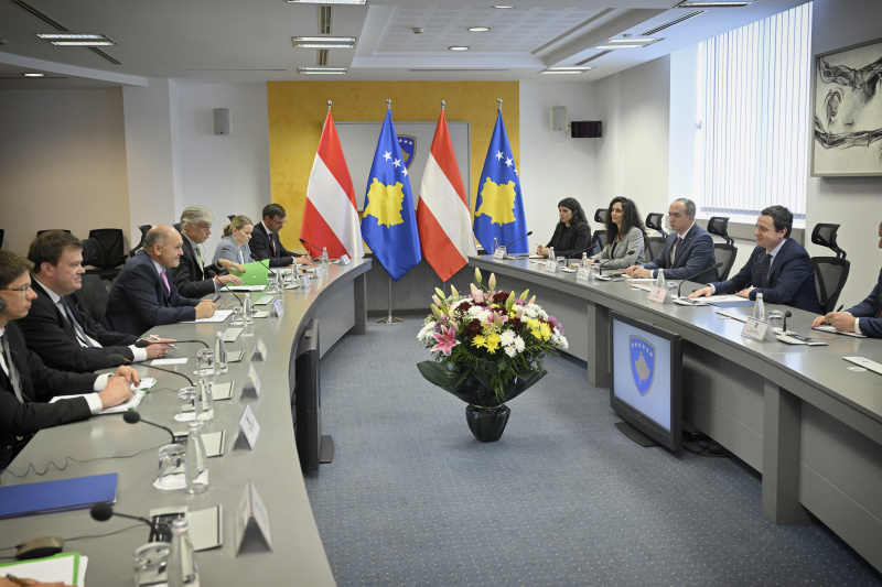 Treffen mit Premierminister Albin Kurti. Aussprache. Linke Tischseite: Österreichische Delegation unter der Leitung von Nationalratspräsident Wolfgang Sobotka (ÖVP) (3. von links). Rechte Tischseite: Kosovarische Delegation unter der Leitung des Premierministers Albin Kurti (1. von rechts)